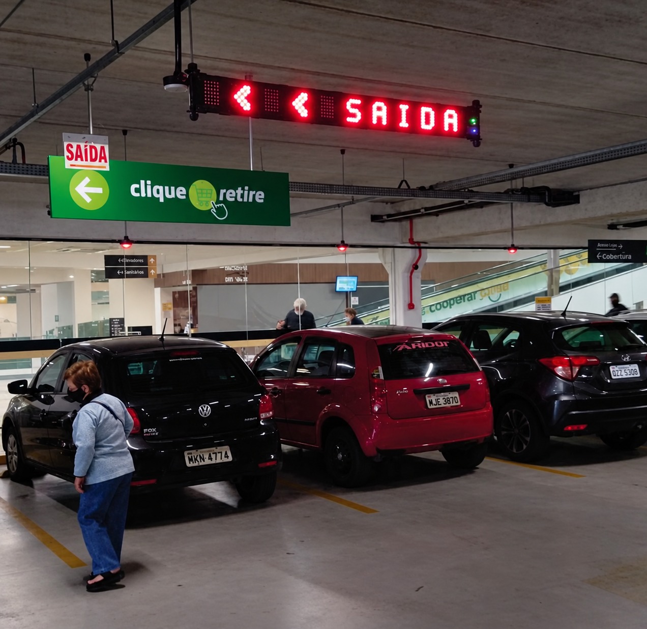 Painel luminoso com setas indica a saída do estacionamento