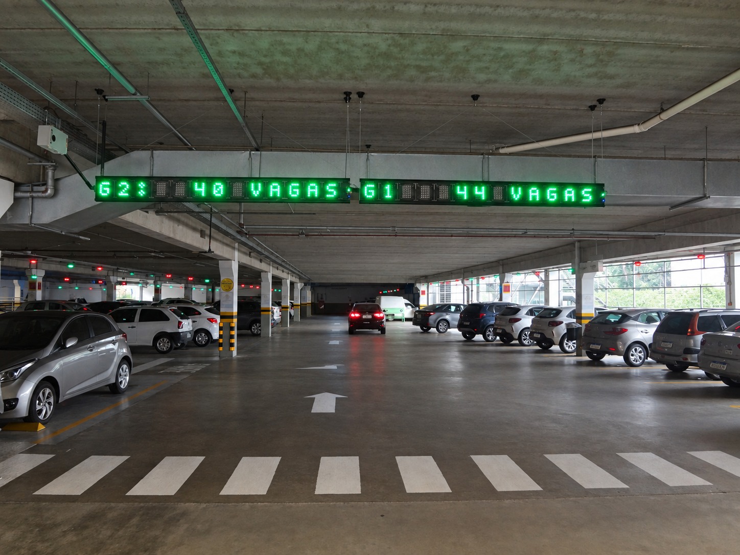 Painel na entrada informa a disponibilidade de vagas nos pisos G1 e G2